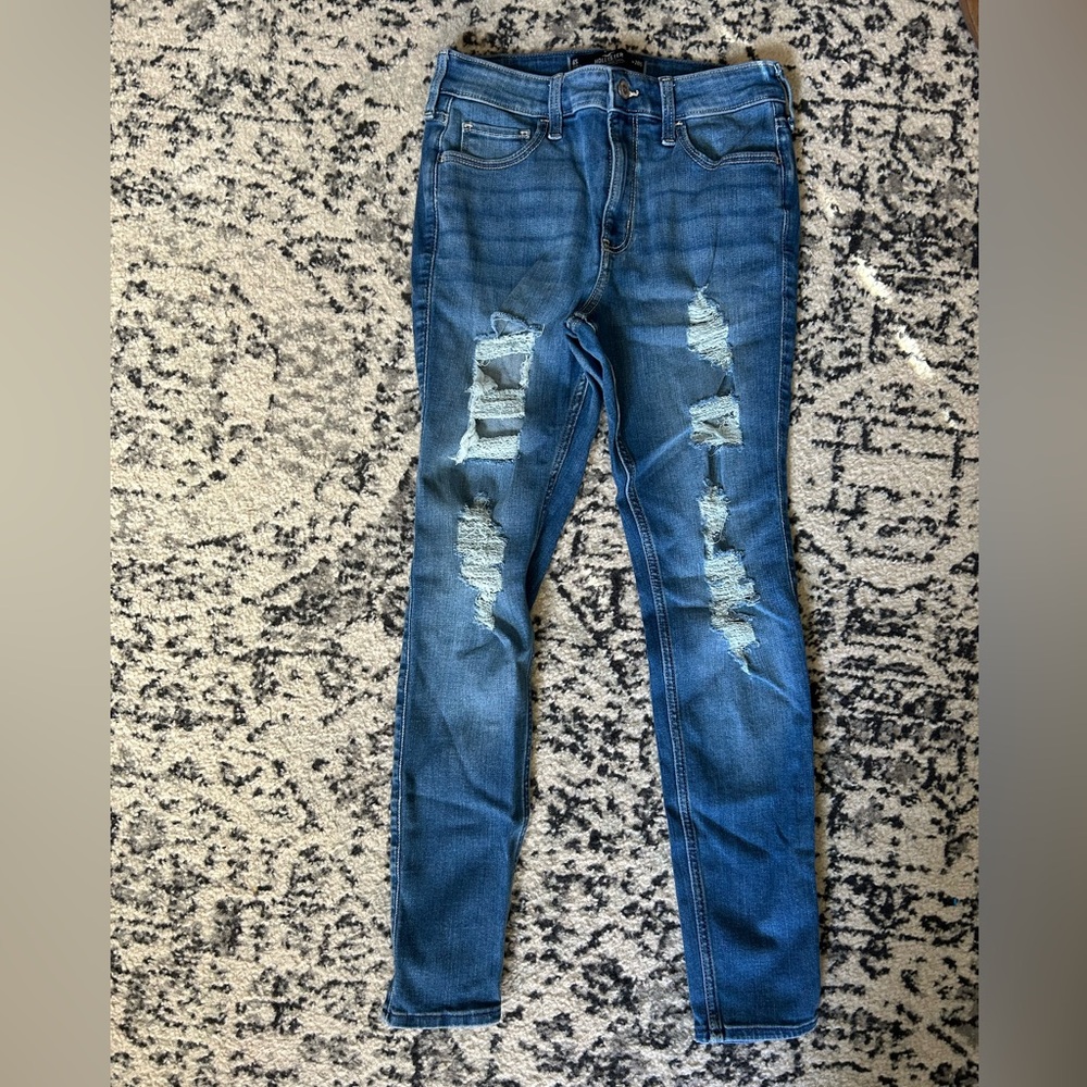 Hollister skinny jeans size 6 short.